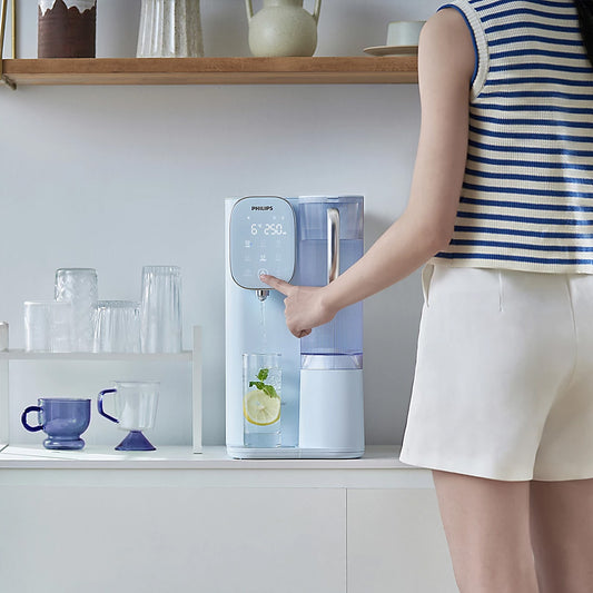 Philips 即熱式冷熱飲水機,出水口前方手持杯子接水