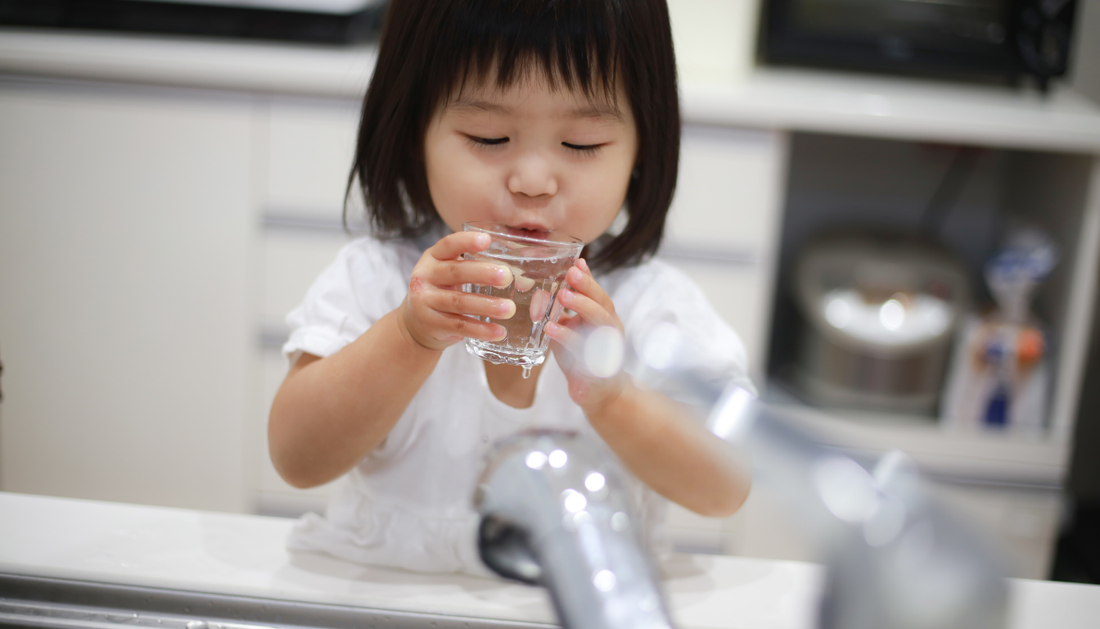 覺得香港自來水成日有陣氯氣味？一文看清家庭過濾、櫥下濾水器點樣揀先最合適？