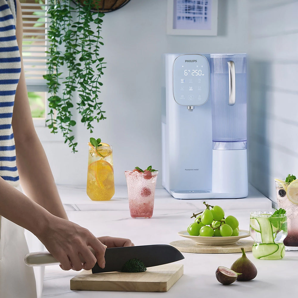 Philips 即熱式冷熱飲水機，出水口與透明水箱清楚可見