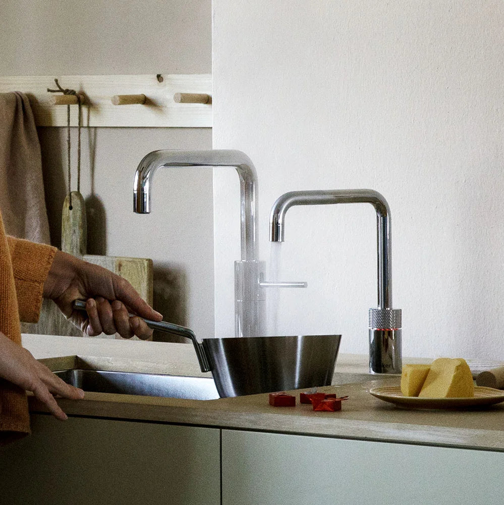 Quooker Nordic Square 雙水龍頭，拋光鍍鉻外觀、雙出水彎管設計