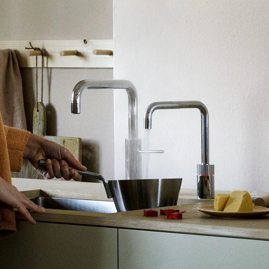 Quooker Nordic Square 雙水龍頭，拋光鍍鉻外觀、雙出水彎管設計