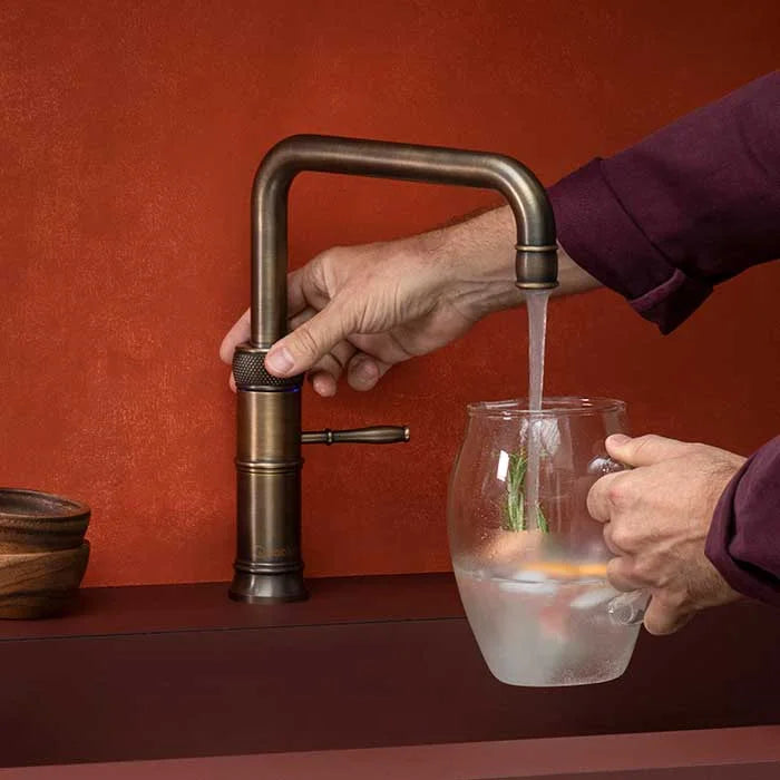Quooker Classic Fusion 方形復古黃銅水龍頭，深色彎嘴與調節把手