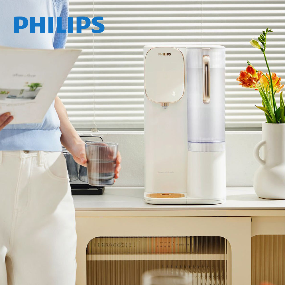 Philips 純淨飲水機，白色機身上方顯示面板與出水口