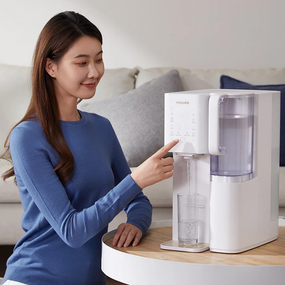Philips 即熱飲水機與使用者操作面板，白色機身放置於桌上