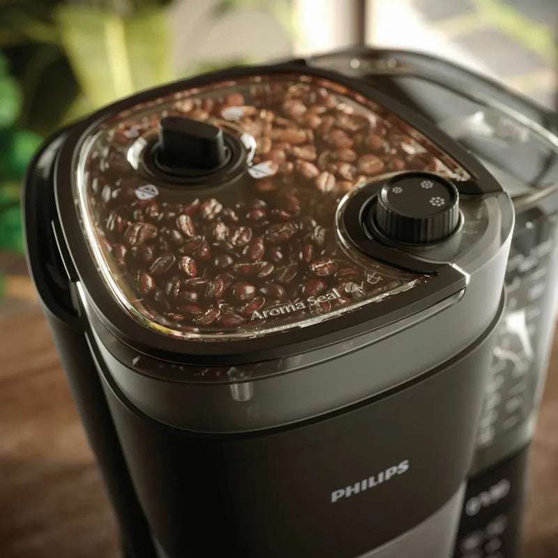 Philips 咖啡機研磨上蓋俯視，咖啡豆灌注狀態清楚可見