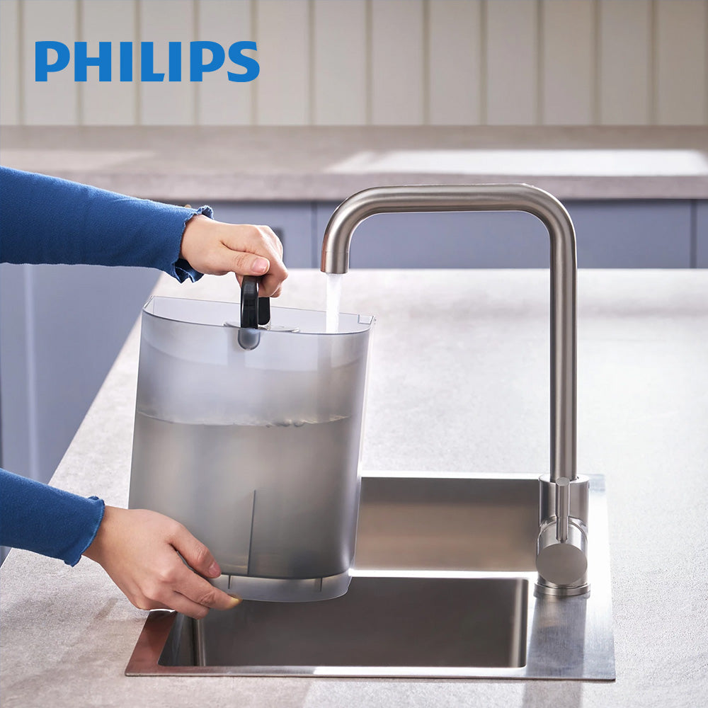 Philips 即熱式純淨飲水機，上方出水口正在注水至水桶