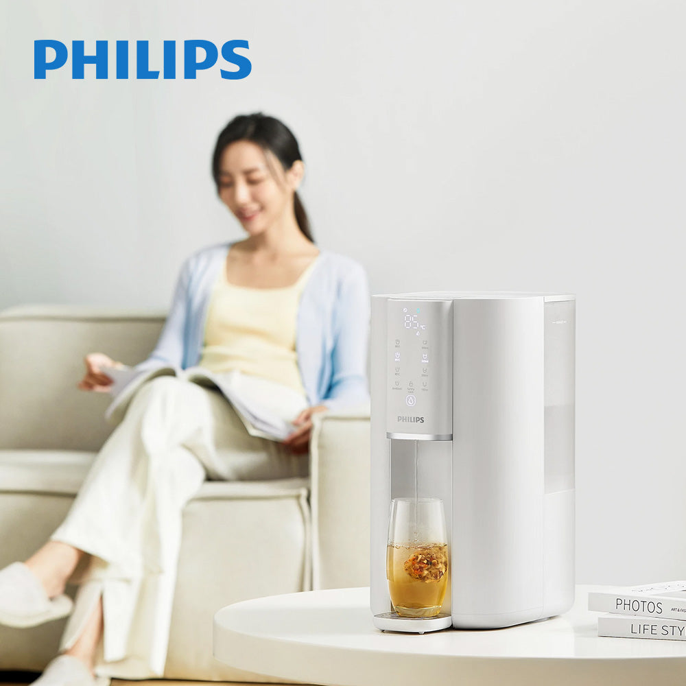 Philips 即熱式純淨飲水機（白色），下方透明取水杯與出水口