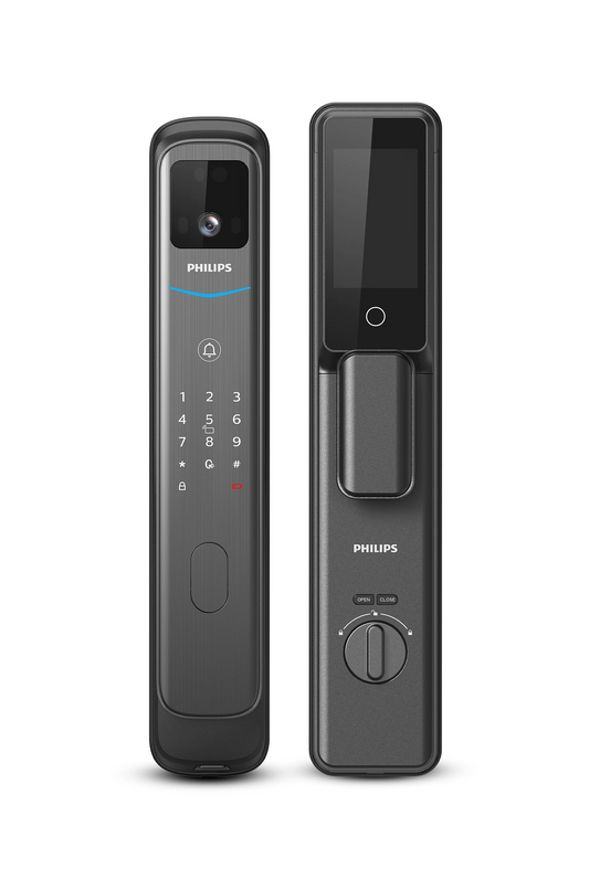 Philips 智慧門鎖正反對照，外側含鏡頭窗、數字鍵與旋鈕把手