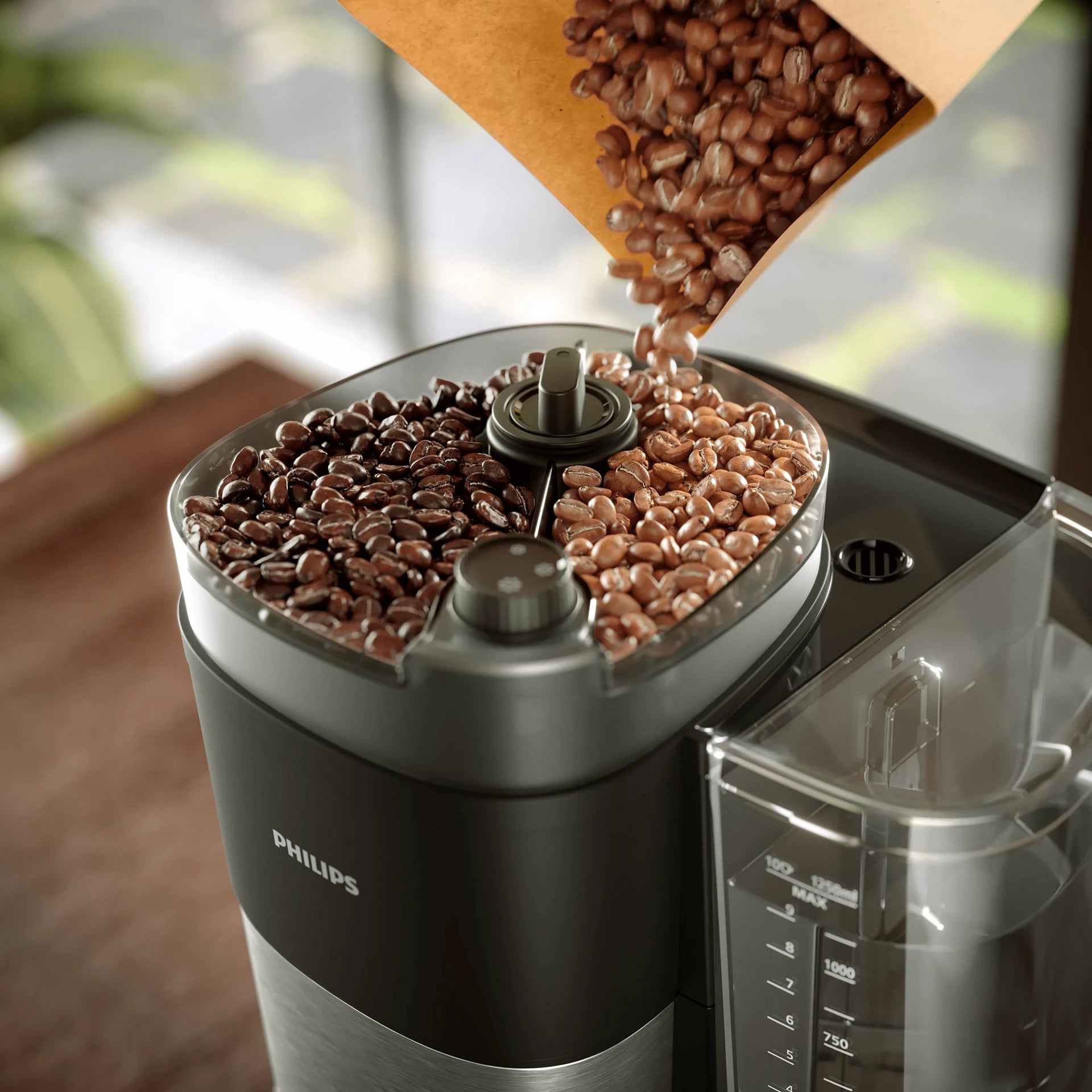 Philips 研磨桶內咖啡豆特寫，透明量杯旁顯示刻度與上蓋部件